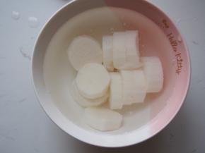 在清水中清洗浸泡