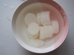 在清水中清洗浸泡