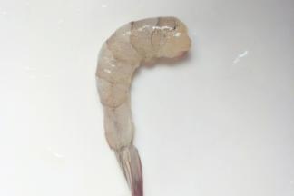 虾洗净去虾线、虾头剥去虾壳只留虾尾的部分。