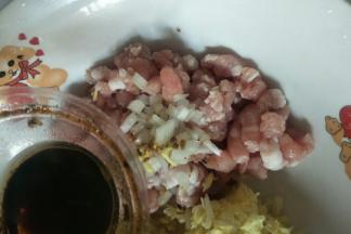 猪肉切丁，加入葱姜末、盐、生抽搅拌均匀腌制10分钟。