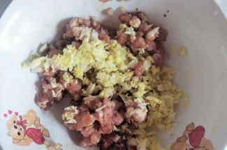 加入白菜丁搅拌均匀