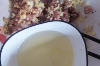 加入玉米油搅拌均匀