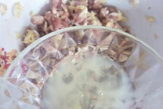 加入蛋清一起搅拌均匀