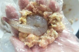 取适量肉馅包入虾仁