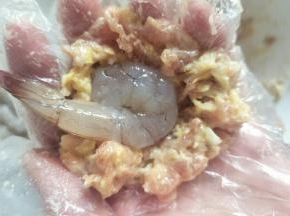 取适量肉馅包入虾仁