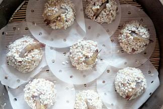 依次做好放入蒸屉，每个之间留出一定的距离。冷水下锅开大火，水开后再蒸20分钟左右即可。