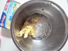 黄油、糖粉、盐放在一起搅拌至无干粉