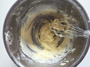 用手持电动打蛋器低速打发至黄油体积膨胀颜色微微发白的状态。