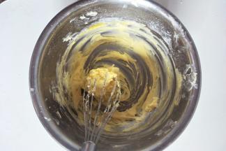 加入蛋液搅拌均匀