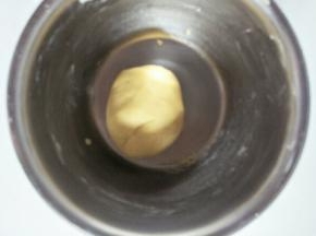 整理成面团盖保鲜膜放冰箱冷藏30分钟。