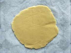 冷藏好的面团上下垫油纸，擀成厚度为3mm左右的薄饼。