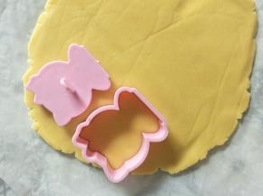 用模具压出形状