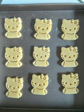 依次做好，放入烤盘。每个之间留出一定的距离。