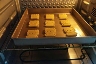 放入提前预热好的烤箱中层上下火170度，约烤18分钟左右。