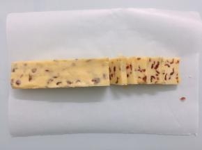 从冰箱取出，用刀切片，不要太厚