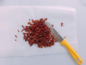 蔓越莓干用刀切小块备用