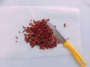 蔓越莓干用刀切小块备用
