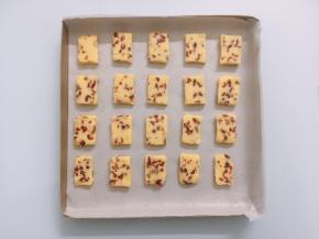 切好的饼干，放入烤盘中，间隔一点距离