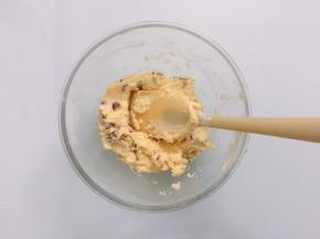 用硅胶刀压拌至看不见干粉，和成面团