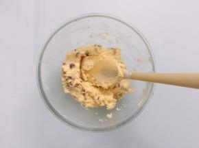 用硅胶刀压拌至看不见干粉，和成面团