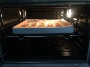 烤箱上火170度下火140度预热5分钟，烤盘放入烤箱中层，烤15-18分钟，注意观察颜色