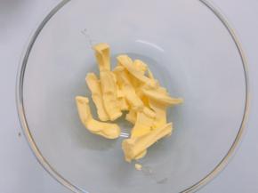 黄油室温软化，用电动打蛋器打蛋打散
