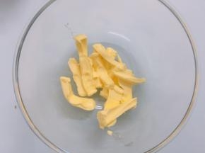 黄油室温软化，用电动打蛋器打蛋打散