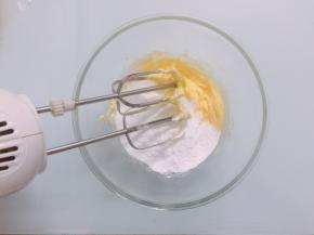 加入糖粉用电动打蛋器搅拌均匀，直到看不到糖粉（不用开打蛋器）