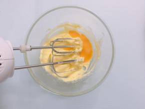 加入蛋液用电动蛋器打，使蛋液和黄油融合在一起打至吸收