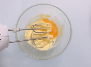 加入蛋液用电动蛋器打，使蛋液和黄油融合在一起打至吸收