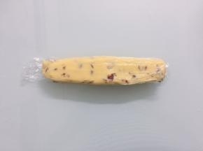 揉成团后用保鲜膜包起来，按压做出长方形