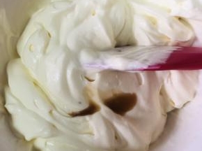 一个小碗，小刮刀，取120克基础冰淇淋加入香草籽，香草精，搅拌均匀～分装两小杯～有香草膏的朋友直接用香草膏好了，一般不做私房的朋友一般不会买，因为，贵