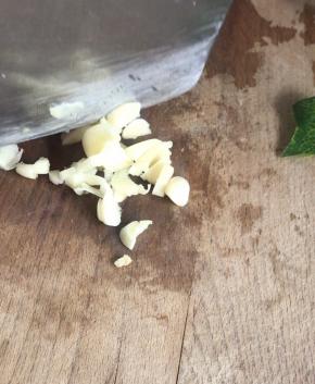 蒜瓣拍破后去皮，切成末备用