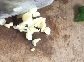 蒜瓣拍破后去皮，切成末备用