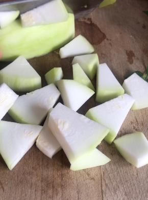 葫芦洗干净后去皮，切成小块（如果不嫩的就要去掉里面的馕和籽）