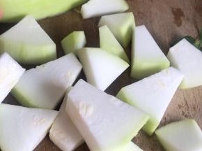 葫芦洗干净后去皮，切成小块（如果不嫩的就要去掉里面的馕和籽）