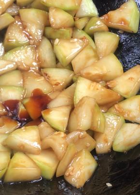 再淋入生抽，翻炒均匀至入味