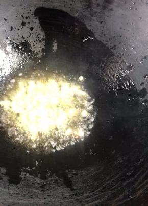 锅中烧热油，放入蒜末爆香