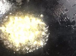 锅中烧热油，放入蒜末爆香
