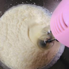 奶油加糖加炼乳打发