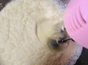 奶油加糖加炼乳打发