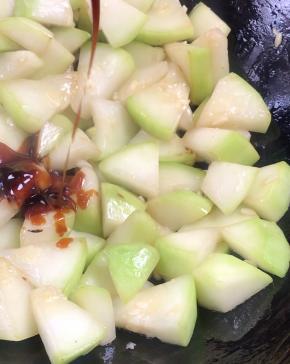 加入蚝油，翻炒入味