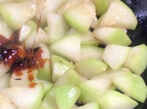 加入蚝油，翻炒入味