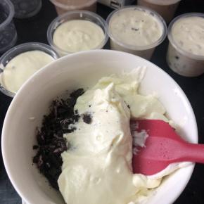 小碗小刮刀，120克基础冰淇淋，一块半奥利奥饼干切碎，手指捏一点点很少的盐加入，搅拌均匀，分装入准备好的小盒子～