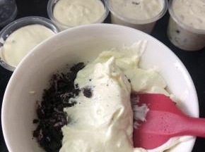 小碗小刮刀，120克基础冰淇淋，一块半奥利奥饼干切碎，手指捏一点点很少的盐加入，搅拌均匀，分装入准备好的小盒子～