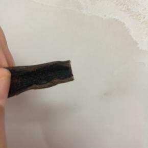 香草荚一截，剪开，刀背把香草籽刮出来～