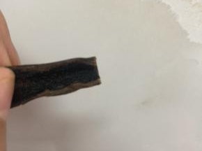 香草荚一截，剪开，刀背把香草籽刮出来～