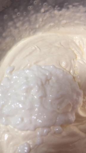 加入酸奶，朗姆酒几滴，盐0.5克，搅拌均匀～我用的君乐宝的老酸奶，刚好一盒