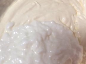 加入酸奶，朗姆酒几滴，盐0.5克，搅拌均匀～我用的君乐宝的老酸奶，刚好一盒