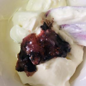 小碗小刮刀，取120克基础冰淇淋，搅拌均匀，分装入小盒子～这里你可以换成任何其他的水果，樱桃，草莓，红心火龙果，蓝莓，芒果～各种美丽